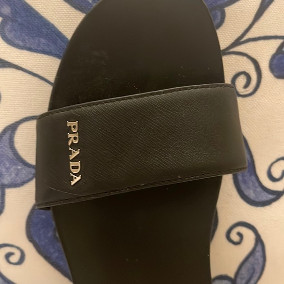 Prada flats - Picture 1 of 5